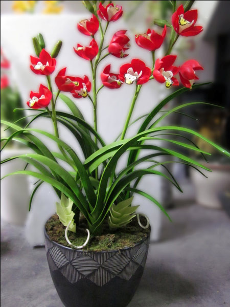 Dịp Tết Nguyên đán năm nay, hoa đất sét trở thành một lựa chọn thú vị cho người chơi hoa. Ảnh: Hanoimoi.