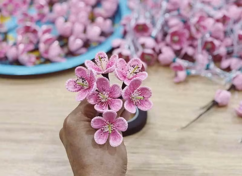 Theo anh Quang, trong dịp Tết Nguyên đán, những chậu hoa đào, hoa mai cao khoảng 80cm, có giá từ 2-5 triệu đồng/chậu được nhiều người lựa chọn. Ảnh: Vietnamnet.