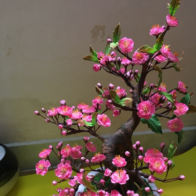 Từ loại bột đất, các nghệ nhân khéo léo cho ra đời những bông hoa đẹp như thật và đa dạng về chủng loại từ hoa sen, hoa hoa mai, phong lan...Ảnh: Shopee.