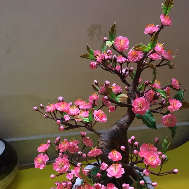 Từ loại bột đất, các nghệ nhân khéo léo cho ra đời những bông hoa đẹp như thật và đa dạng về chủng loại từ hoa sen, hoa hoa mai, phong lan...Ảnh: Shopee.