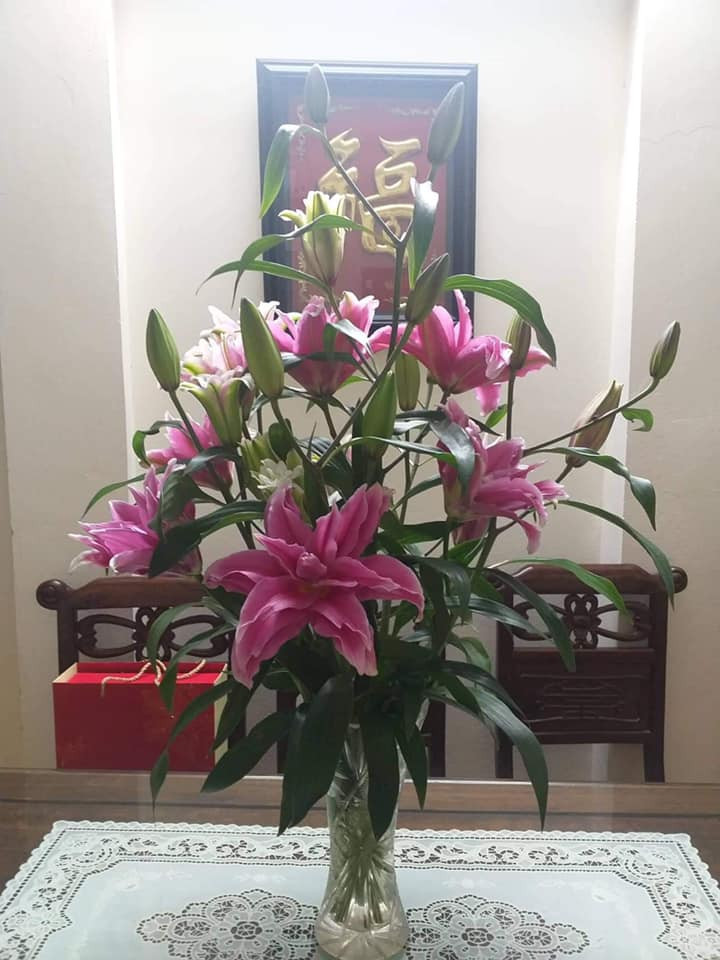 Khác với hoa ly thông thường, hoa ly kép có nhiều tầng cánh, khi nở to và dày dặn hơn rất nhiều. Phom hoa vì thế trông rất lạ mắt, mùi thơm cũng nồng nàn hơn. Ảnh: Facebook.