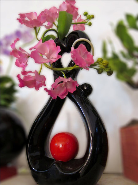 Hoa đất được tạo nên từ loại đất sét tinh được nhập khẩu từ Nhật, có độ bền cao, không bị khô nứt và giữ được độ bền màu theo thời gian. Ảnh: Hanoimoi.