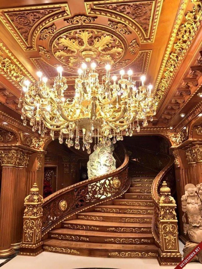 Bên trong nhà, từ tường, cầu thang, sàn đến bàn ghế… đều sử dụng những loại gỗ quý hiếm được chạm trổ tinh xảo. Ảnh: Vietnamnet