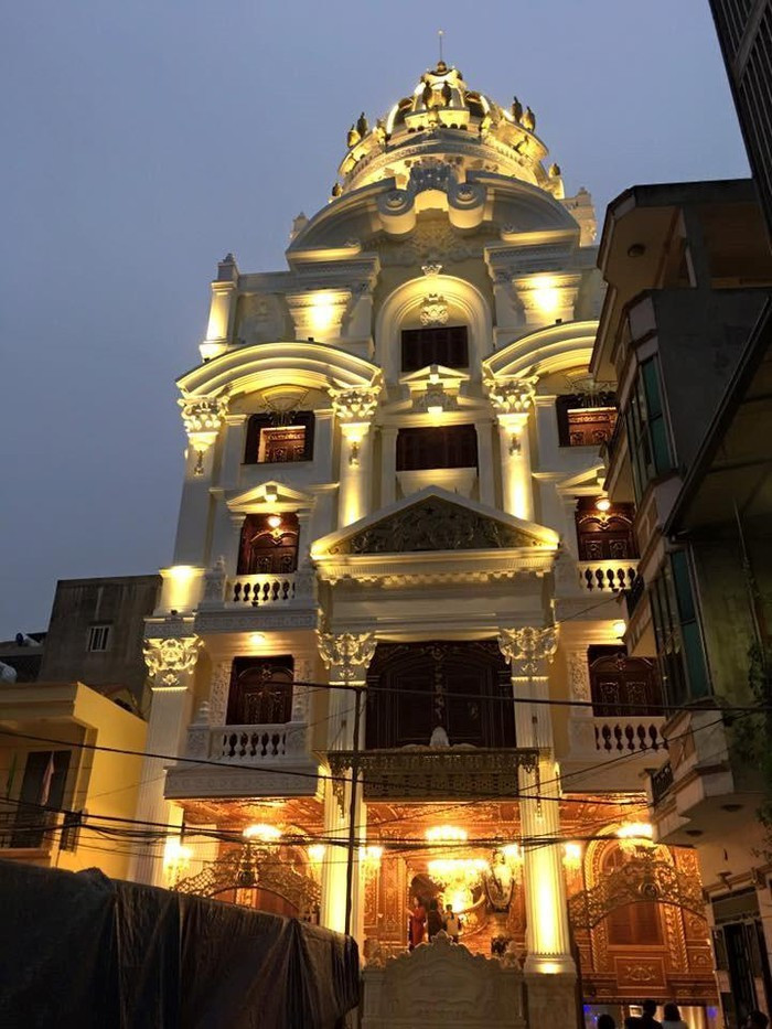 Tại Hà Nội còn có biệt thự dát vàng được cho là trị giá 300 tỷ ở Cầu Giầy. Căn biệt thự tráng lệ này là của ông Nguyễn Quốc Thanh (sinh năm 1957) quê ở Thanh Hóa. Ảnh: Vietnamnet