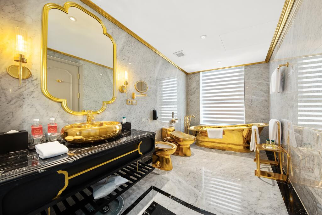Toàn bộ các phòng đều có nội thất và thiết bị vệ sinh phủ vàng 24k. Ảnh: Booking.