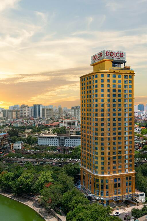 Dolce by Wyndham Hanoi Golden Lake ở Hà Nội được coi là khách sạn đầu tiên trên thế giới dát vàng từ trong ra ngoài, từ trên xuống dưới. Ảnh: Booking.