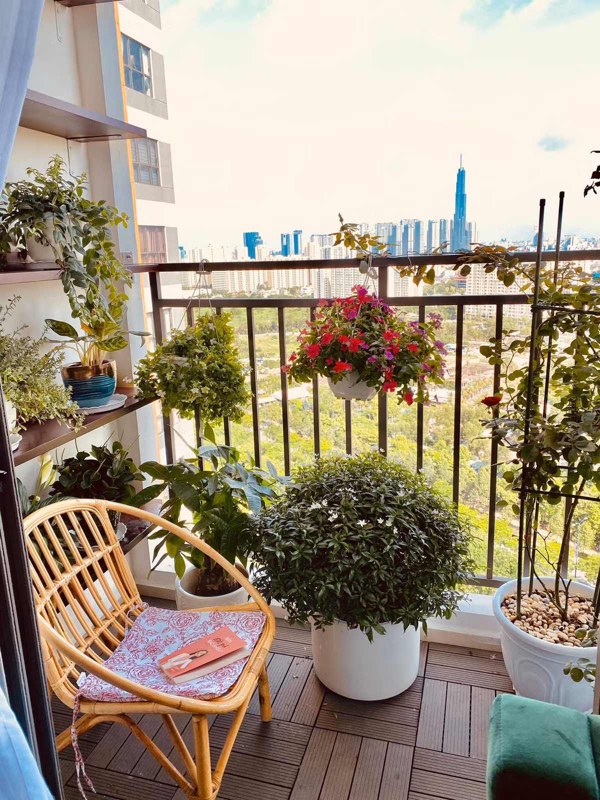 Ban công dài từ phòng khách qua phòng để quần áo nên Hồng Loan trồng nhiều cây xanh.