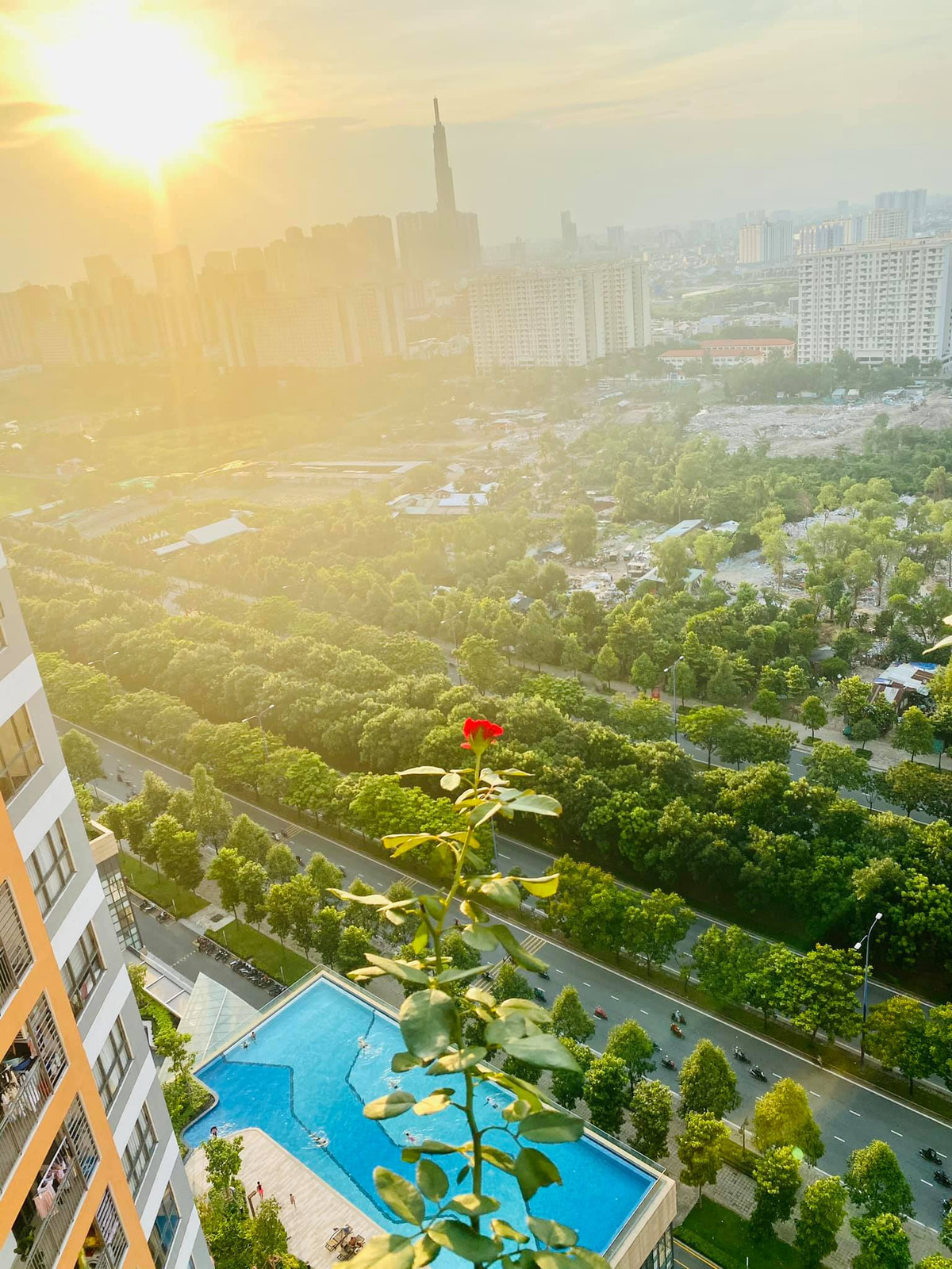 Từ đây có thể phóng tầm mắt về quận 1 xa hoa, lộng lẫy về đêm. Nguồn ảnh FBNV