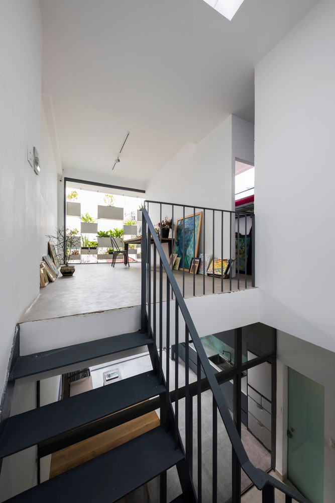 Để giải quyết bài toán này, kiến trúc sư xây dựng căn nhà 4 tầng nhằm đáp ứng yêu cầu ở và làm việc của chủ nhà. Ảnh: Hiroyuki Oki