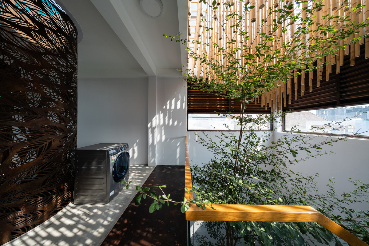 Giải pháp này tạo ra sự chuyển đổi không gian linh hoạt, đảm bảo hầu hết vị trí trong nhà đều có khả năng tiếp xúc với thiên nhiên. Ảnh: Quang Dam