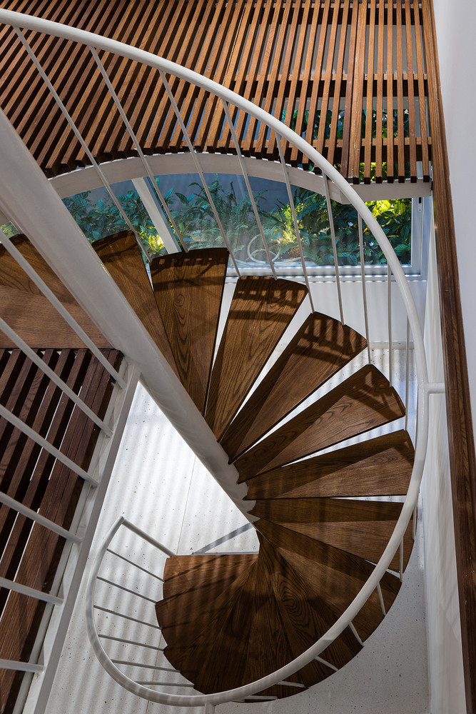 Các bậc thang chuyển tiếp giữa các tầng được thiết kế ngắn và thoai thoải, khiến các tầng không bị quá tách biệt. Ảnh: Quang Trần