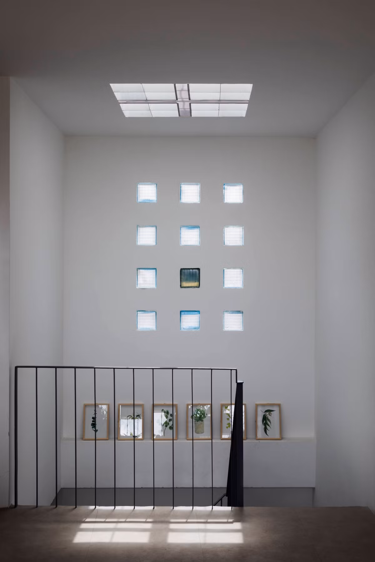 Ngoài ra, giếng trời và hệ cửa mở rộng ở mặt tiền mỗi tầng lấy sáng hiệu quả và không gian trong nhà tràn đầy sức sống, thoáng gió. Ảnh: Hiroyuki Oki