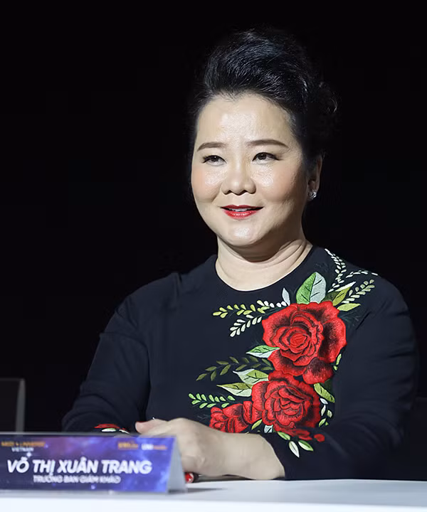 Ngoài việc là giám khảo, bà Xuân Trang còn đóng vai trò hỗ trợ định hướng cho các thí sinh trong cuộc thi về tác phong và nhân cách. Ảnh: Đời Sống và Pháp Luật