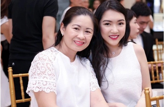 Bà Bùi Thị Vân Anh - mẹ Chloe Nguyễn cũng khiến dân tình trầm trồ vì nhan sắc xinh đẹp ở tuổi 51. Ảnh: FBNV.