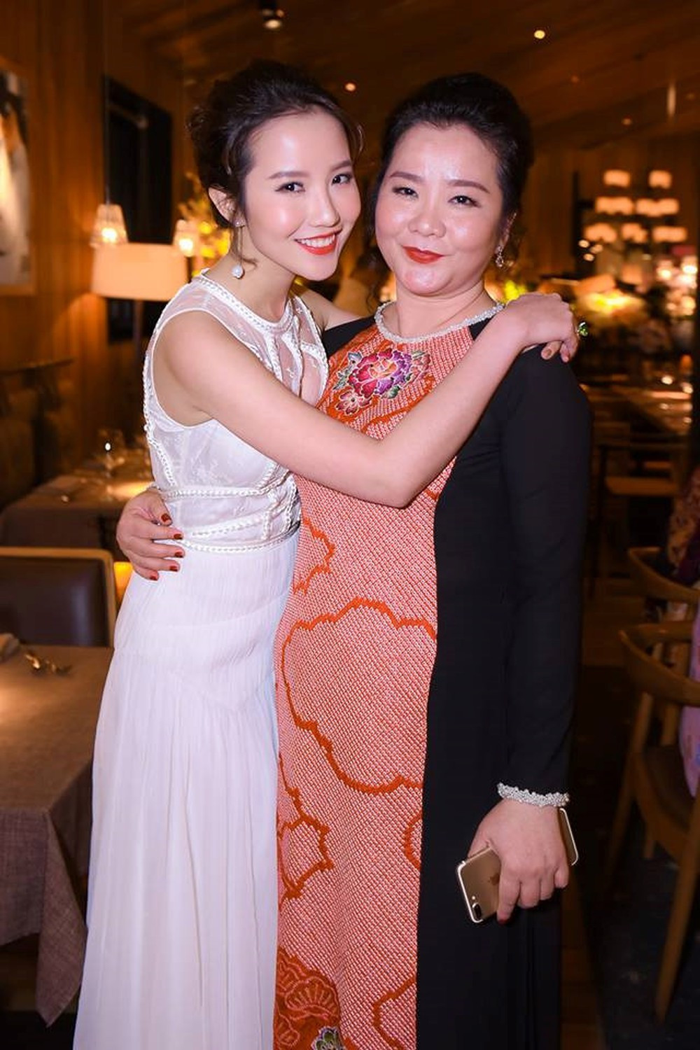 Mẹ của Primmy Trương cũng từng đảm nhận vị trí giám khảo của Hoa hậu Hoàn vũ Việt Nam 2017. Ảnh: FBNV.