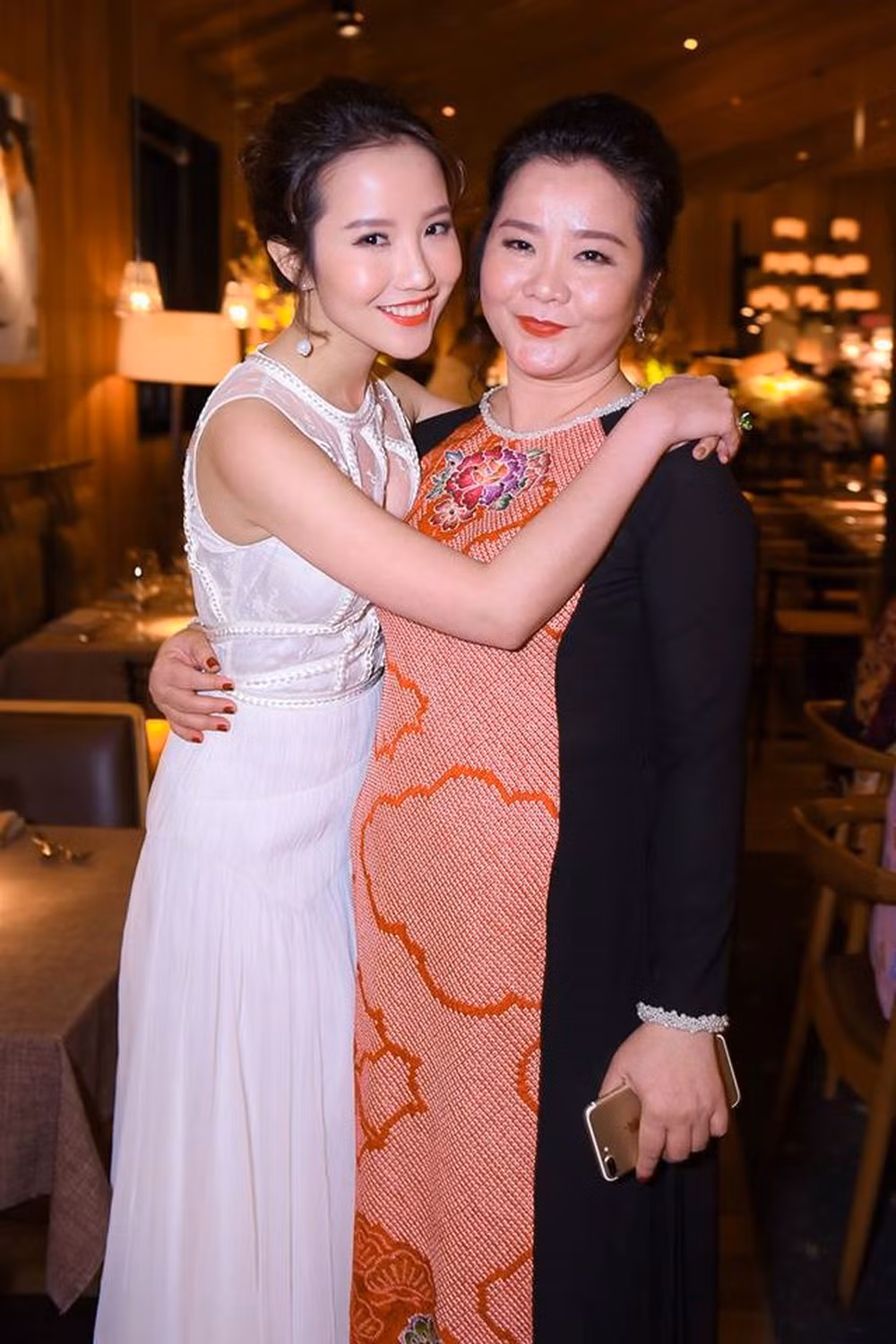 Mẹ của Primmy Trương cũng từng đảm nhận vị trí giám khảo của Hoa hậu Hoàn vũ Việt Nam 2017. Ảnh: FBNV.