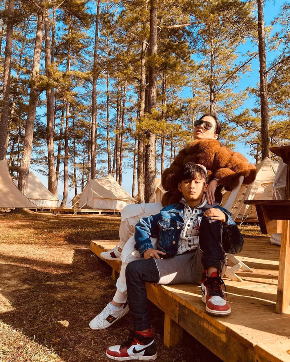 Có mẹ là ca sĩ nổi tiếng, bố là doanh nhân giàu có, quý tử nhà Lệ Quyên - cậu bé Kỳ Anh có cuộc sống sang chảnh đúng chuẩn thiếu gia.