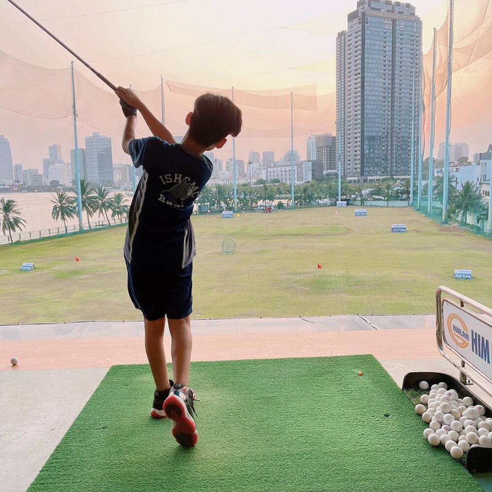 Mới đây, doanh nhân Đức Huy - chồng cũ Lệ Quyên chia sẻ một bức ảnh ghi lại cảnh quý tử Kỳ Anh chơi golf cực kỳ chuyên nghiệp.