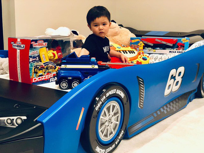 Bé Thiên Từ diện toàn trang phục đến từ các thương hiệu nổi tiếng và có thú chơi mô hình siêu xe vô cùng xa xỉ. Nguồn ảnh: FBNV.