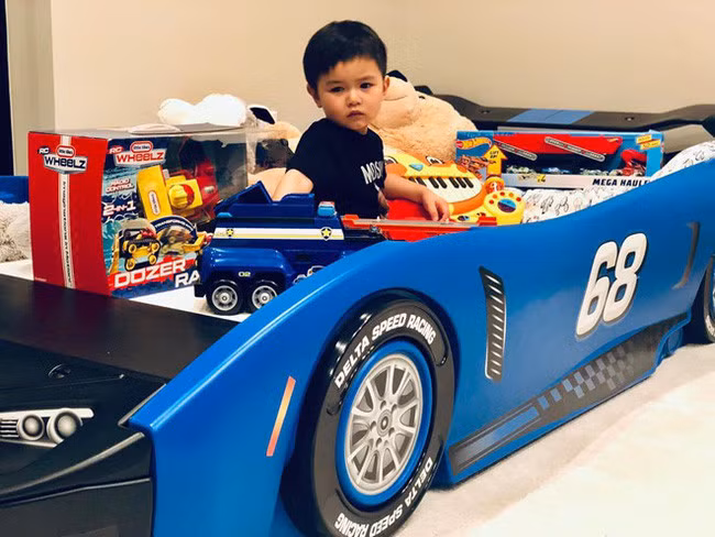 Bé Thiên Từ diện toàn trang phục đến từ các thương hiệu nổi tiếng và có thú chơi mô hình siêu xe vô cùng xa xỉ. Nguồn ảnh: FBNV.