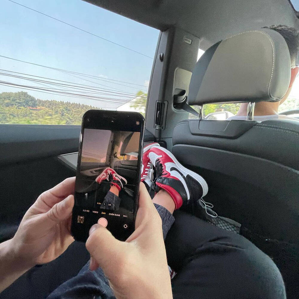 Trước đó, Kỳ Anh từng khoe những món đồ hiệu đắt tiền giống với thói quen của mẹ mình.