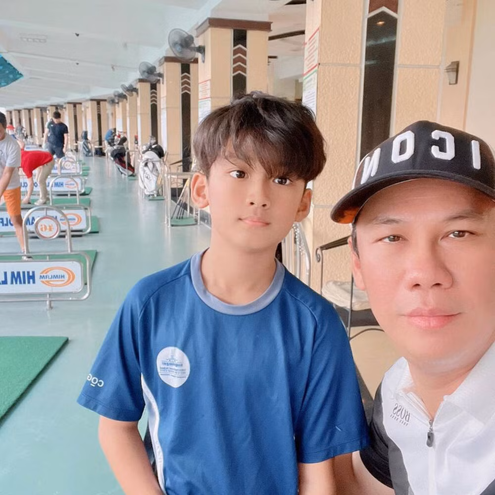 Qua đó có thể thấy bộ môn thể thao dành cho giới nhà giàu này đã là thú vui vô cùng quen thuộc với cậu bé 10 tuổi.