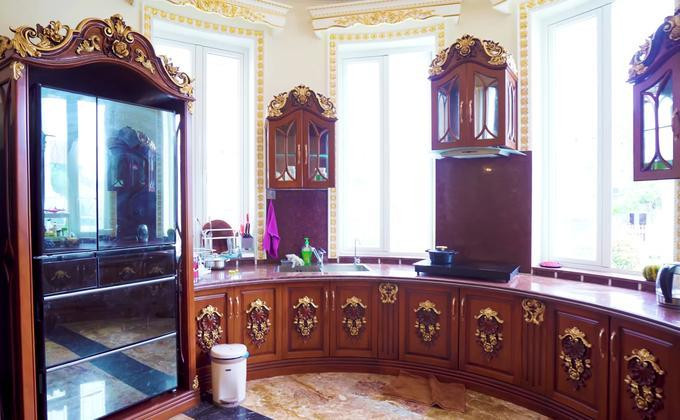 Khu bếp bố trì nhiều cửa số để lấy ánh sáng tối đa. Ảnh: Người đưa tin