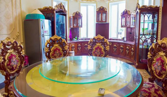 Bộ bàn ăn bằng gỗ quý còn được mạ vàng để tăng thêm sự sang trọng. Ảnh: Người đưa tin
