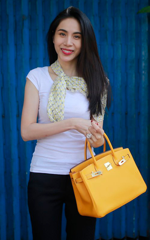 Thời điểm 2015 khi chụp bức ảnh này, mẫu túi xách Hermès Birkin size 30 da epsom màu vàng của Thủy Tiên có giá từ 300 - 409 triệu đồng tùy loại da và size túi. Ảnh: Internet