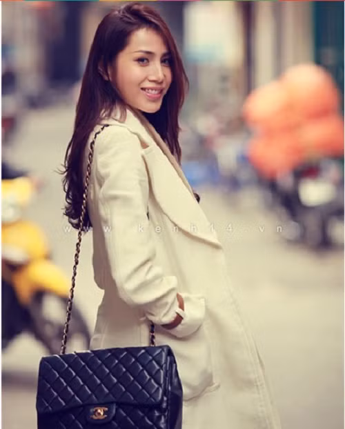 Chanel cũng là một thương hiệu yêu thích của Thủy Tiên. Cô sở hữu một chiếc Chanel flap bag da thường size jumbo có giá khoảng 90 triệu vào thời điểm năm 2012. Ảnh: TTT
