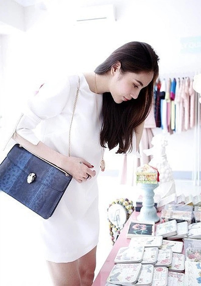 Ca sĩ Thủy Tiên cũng sở hữu một chiếc Bvlgari Serpenti da rắn khác màu xanh. Chiếc túi này có giá khoảng 80 triệu đồng. Ảnh: Vietnamnet