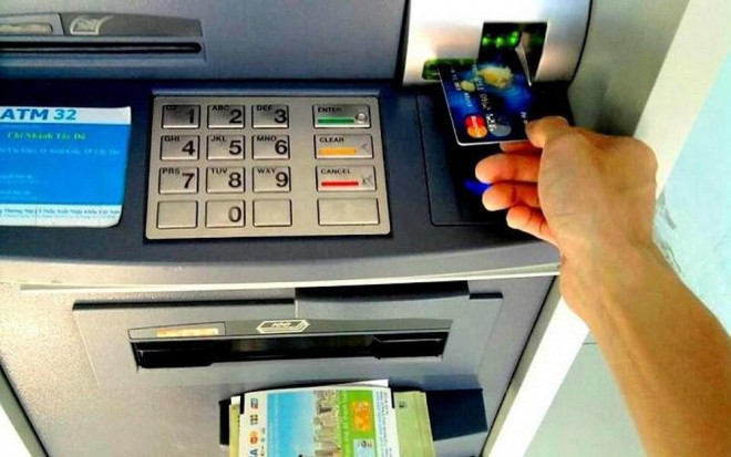 Có thể bạn không để ý nhưng việc chi tiền để sử dụng máy rút tiền ATM ngoại mạng là thật sự không cần thiết. Trường hợp các máy ATM của ngân hàng của bạn không thuận tiện, hãy chuyển sang ngân hàng có vị trí đặt máy ATM tốt hơn cho bạn.