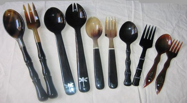 Nhiều sản phẩm sừng mỹ nghệ của làng Thụy Ứng còn xuất khẩu sang các nước Trung Quốc, Nhật, Pháp, Đức...Ảnh: Quehuongonline