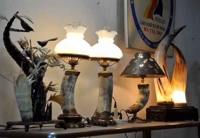 Từ những chiếc sừng thô cứng, qua bàn tay khéo léo cùng với óc sáng tạo trí tưởng tượng phong phú, người thợ Thụy Ứng đã cho ra đời hàng loạt những sản phẩm tinh xảo. Ảnh: Dangcongsan.