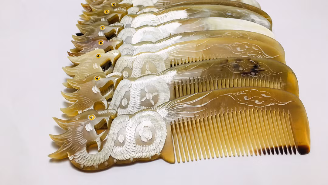 Trải qua nhiều thăng trầm thời cuộc, nghề làm lược sừng ở Thụy Ứng có thời kỳ dường như đã mai một, song người dân Thụy Ứng đã mạnh dạn đầu tư máy móc, cải tiến mẫu mã, đưa thương hiệu của làng nghề Thụy Ứng lên một tầm cao mới. Ảnh: Dangcongsan.