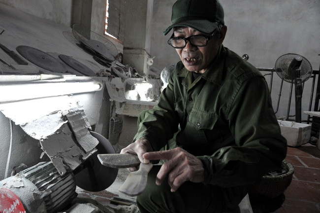 Theo người thợ, để làm ra chiếc lược sừng phải trải qua nhiều công đoạn như: cắt sừng thành ống, hơ ép thẳng, néo thành khuôn...rồi mới cắt răng, chà lát, chạm khắc hoa văn, đánh bóng. Ảnh: Dangcongsan.