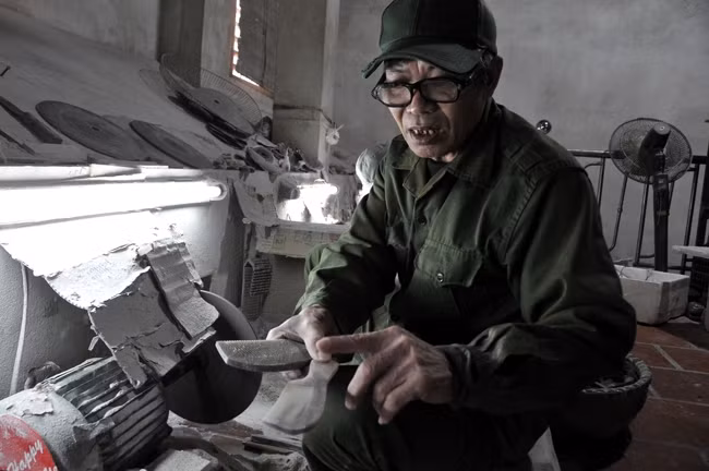 Theo người thợ, để làm ra chiếc lược sừng phải trải qua nhiều công đoạn như: cắt sừng thành ống, hơ ép thẳng, néo thành khuôn...rồi mới cắt răng, chà lát, chạm khắc hoa văn, đánh bóng. Ảnh: Dangcongsan.