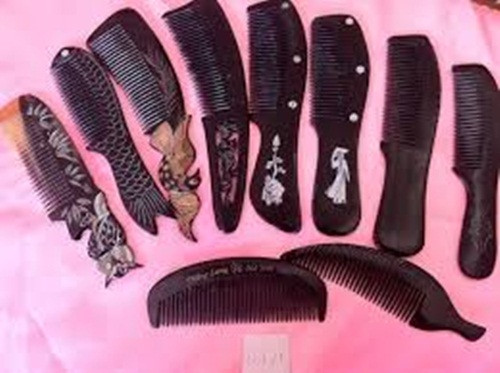 Ban đầu, chiếc lược có hình vuông, sau cải tiến thành hình cong như múi bưởi. Ảnh: Printest.