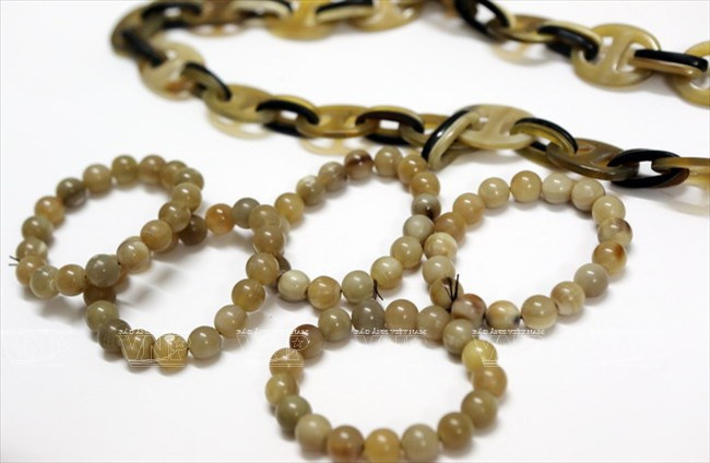 Vòng đeo tay từ chất liệu sừng đẹp mắt. Ảnh: Vinanet