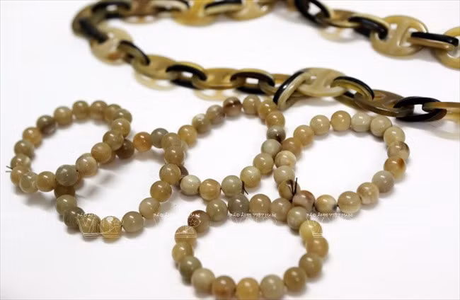 Vòng đeo tay từ chất liệu sừng đẹp mắt. Ảnh: Vinanet