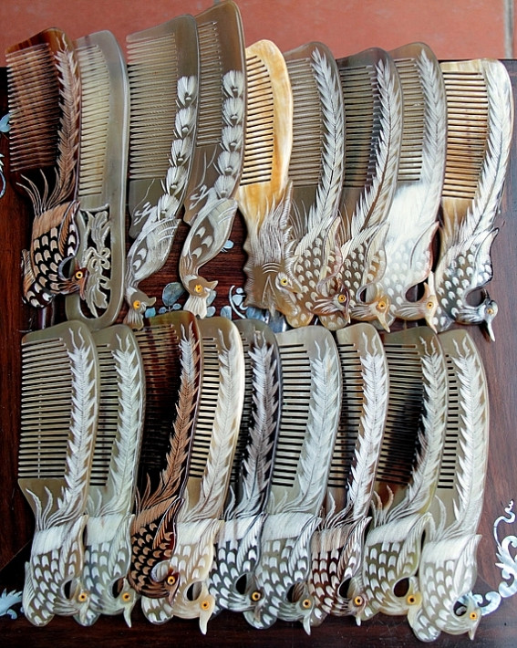 Những chiếc lược sừng đen, chiếc lược bí sừng màu ngà vàng đã trở thành vật dụng không thể thiếu cho hầu hết người dân ở các tỉnh miền Bắc. Ảnh: Tinnhanhchungkhoan.