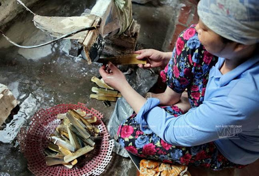 Mỗi công đoạn đều đòi hỏi người thợ phải thật tinh mắt khéo léo. Ảnh: Vinanet