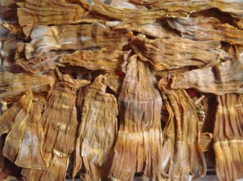 Đặc trưng của măng ngâm lưu huỳnh khi ngửi sẽ có mùi SO2 rất đặc trưng.