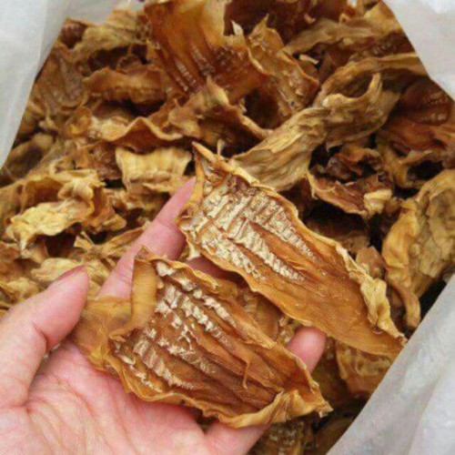 Măng còn lưu giữ mùi hương đặc trưng, bề thịt rộng dày, sờ vào không có cảm giác ẩm tay, có thể bẻ gãy được.