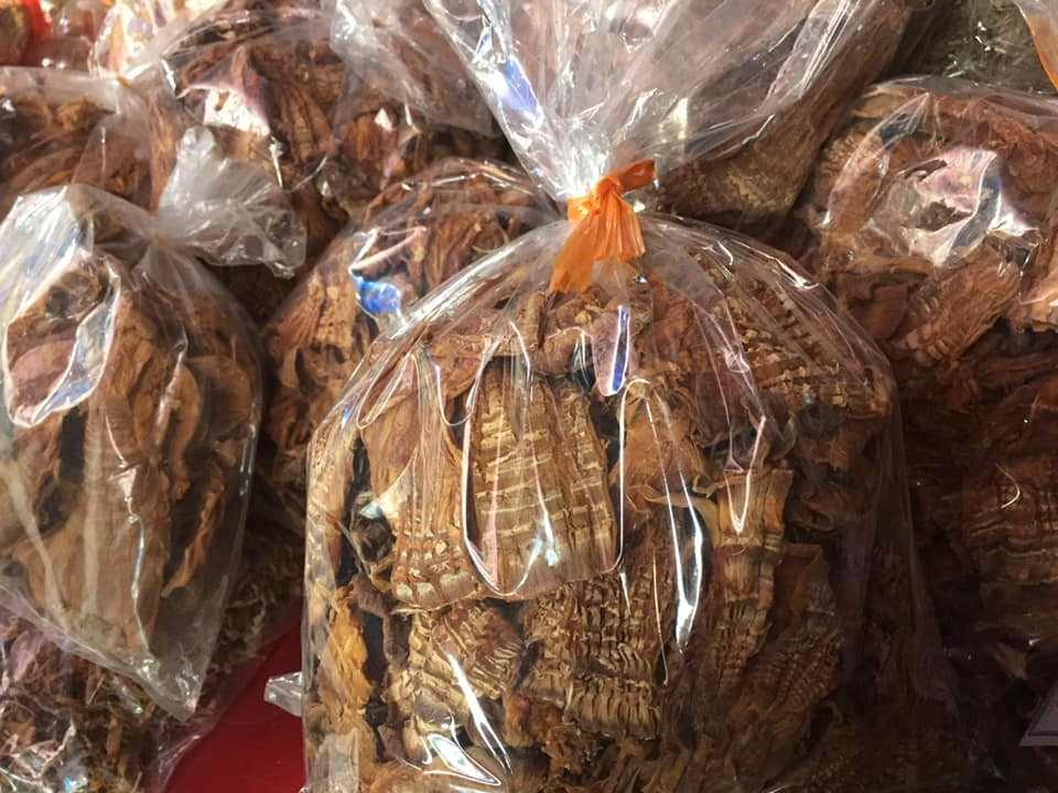 Tránh mua măng xuất hiện các vết lốm đốm do mốc, măng cầm có cảm giác mềm hoặc bẻ gãy được.