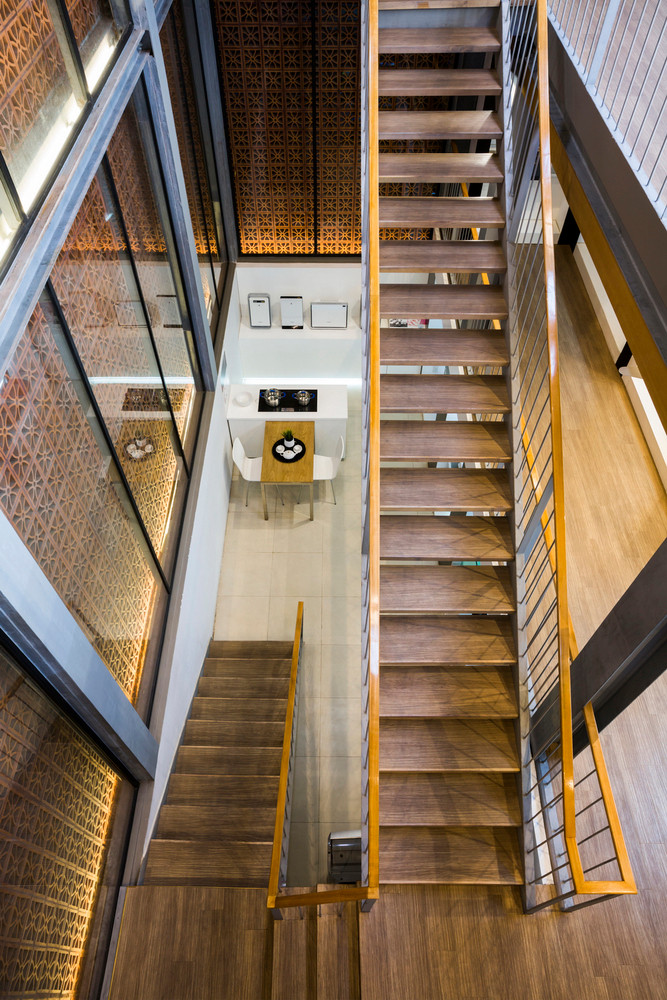 Cầu thang lên các tầng được bố trí ngay giữa nhà rất thuận tiện cho khách vào thăm các sản phẩm trưng bày.