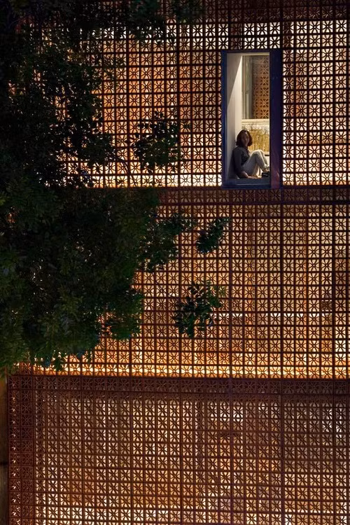 Căn nhà còn gây ấn tượng bởi nó chỉ có duy nhất một cửa sổ.