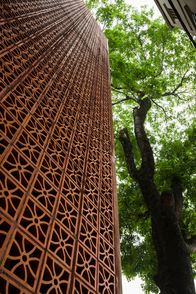 Gạch bông gió vốn phổ biến ở Việt Nam trước khi có điều hoà. Được thiết kế cho khí hậu nhiệt đới, chúng cho phép thông gió thụ động và tạo bóng râm tránh khỏi ánh nắng gay gắt. Đồng thời, chúng cũng có giá thành rẻ, cho phép lắp ráp nhanh chóng và đơn giản.