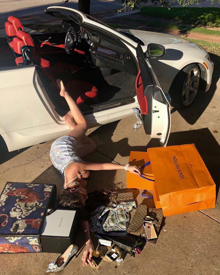 Không kém hội con nhà giàu quốc tế, Tôn Nữ Anh Vân cũng thử trào lưu "ngã sấp mặt" khi bước xuống siêu xe quanh loạt đồ hàng hiệu. Ảnh: Instagram