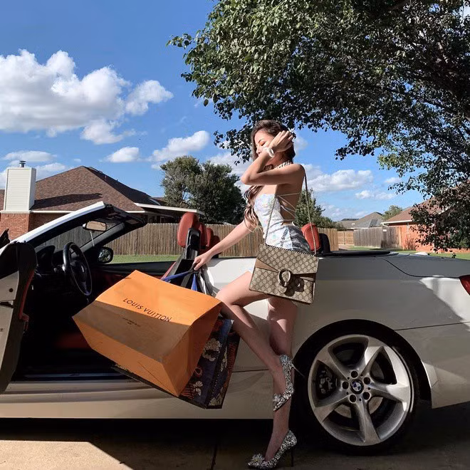 Nhìn những hình ảnh mua sắm trên instagram cá nhân của nàng rich kid có thể thấy, mỗi lần cứ như y như mang cả cửa hàng về nhà. Ảnh: Instagram